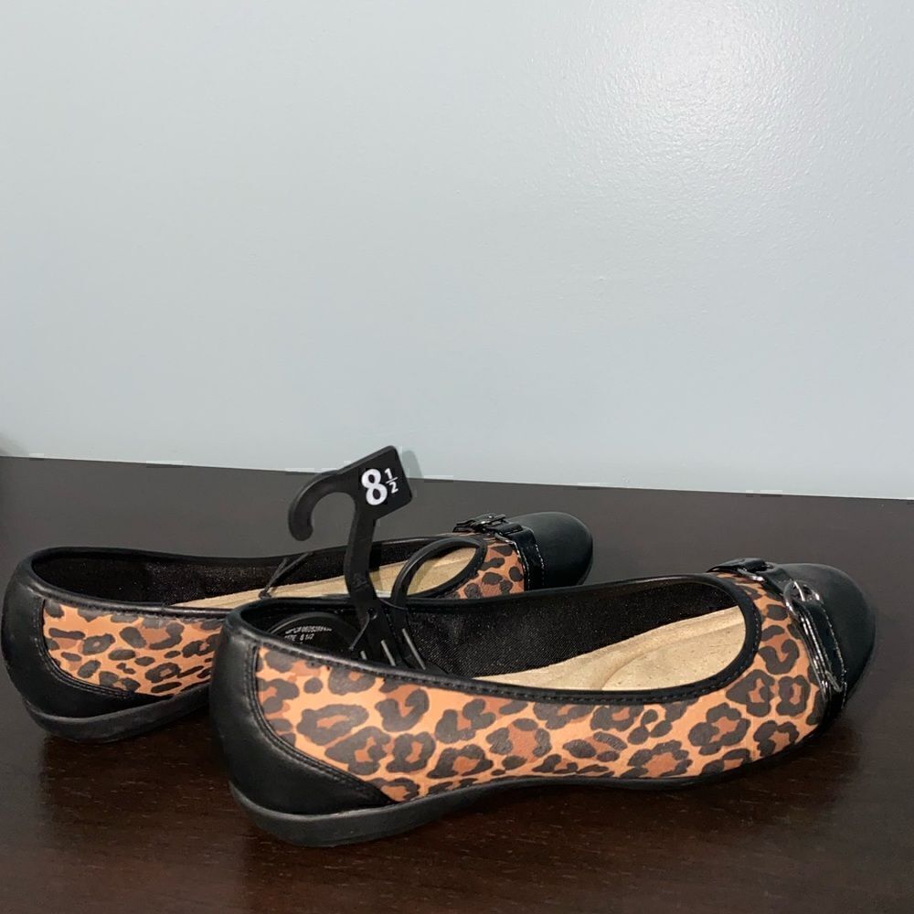 Memory Foam Buckle Toe Flats NWT